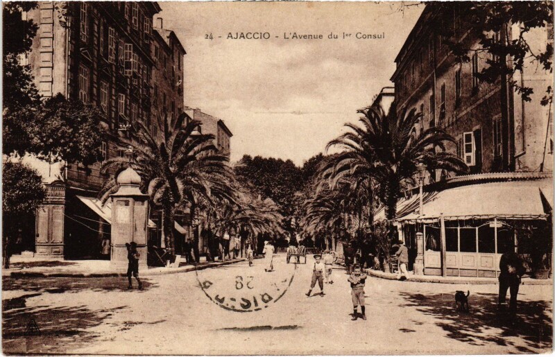 Carte postale ancienne Ajaccio L'Avenue du Ier Consul à Ajaccio