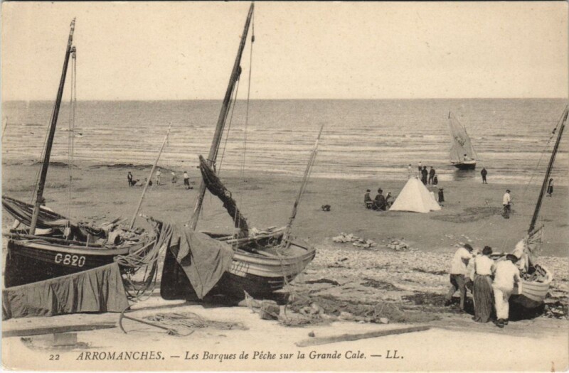 Carte postale ancienne Arromanches Les Barques de Peche sur la Grande Cale