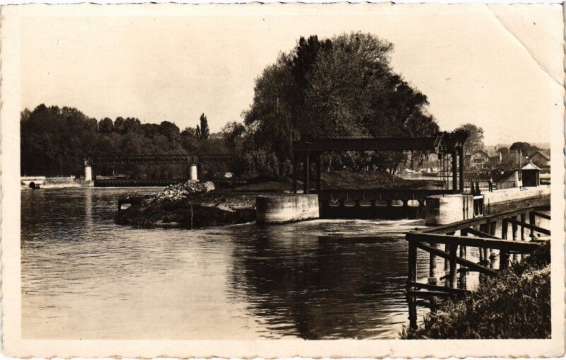Carte postale ancienne Pontoise Le Barrage et les Perthuis France à Pontoise