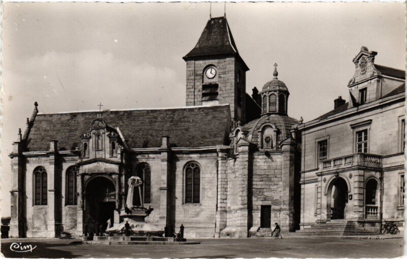 Carte postale ancienne Marines L'Eglise et l'Hotel de Ville France à Marines