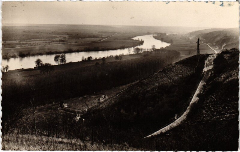 Carte postale ancienne La Roche-Guyon Vue panoramique de la Vallee de la Seine France à La Roche-Guyon