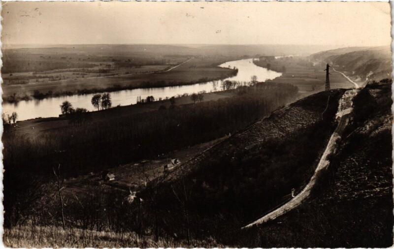 Carte postale ancienne La Roche-Guyon Vue panoramique de la Vallee de la Seine France à La Roche-Guyon