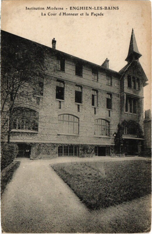 Carte postale ancienne Enghien les Bains La Cour d'Honneur et la Facade France à Enghien-les-Bains
