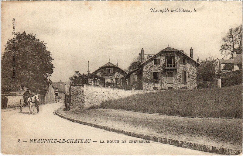 Carte postale ancienne Neauphile-le-Chateau Route de Chevreuse à Chevreuse