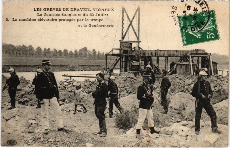 Carte postale ancienne Les Greves de Draveil Vigneux Machine protégée par la Gendarmerie à Draveil