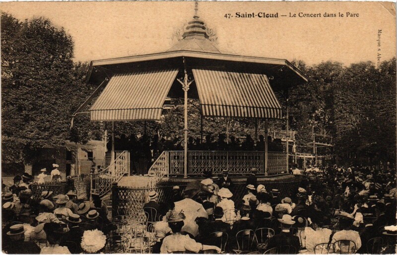Carte postale ancienne Saint-Cloud Le Concert dans le Parc à Saint-Cloud