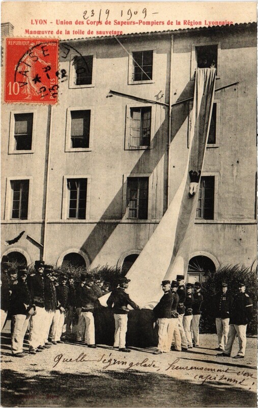 Carte postale ancienne Firefighters Lyon Sapeurs-Pompiers toile de sauvetage