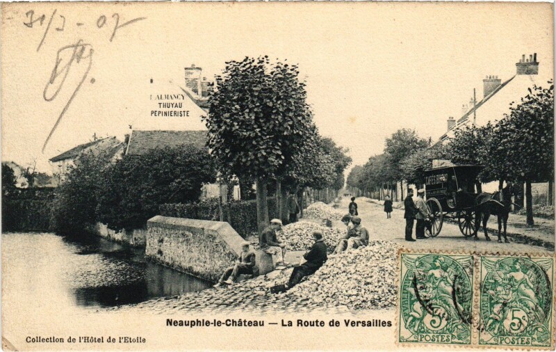 Carte postale ancienne Neauphile-le-Chateau Route de Versailles à Versailles