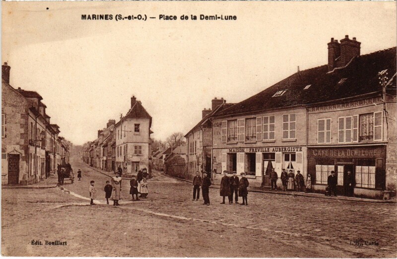 Carte postale ancienne Marines Place del a Demi-Lune