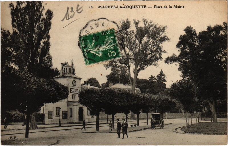 Carte postale ancienne Marnes-la-Coquette Place de la Mairie à Marnes-la-Coquette