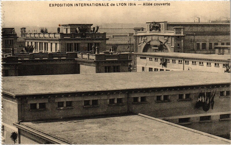 Carte postale ancienne 1914 Expo Lyon Allée couverte