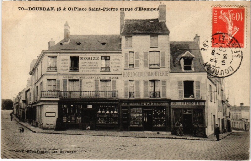 Carte postale ancienne Dourdan Place Saint-Pierre rue d'Etampes à Dourdan