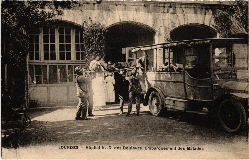 Carte postale ancienne Lourdes Hopital Notre-Dame des Douvieurs Embarquement à Lourdes