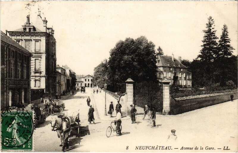 Carte postale ancienne Neufchateau Avenue de la Gare
