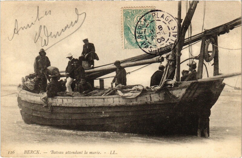 Carte postale ancienne Berck Bateau attendant la marée à Berck