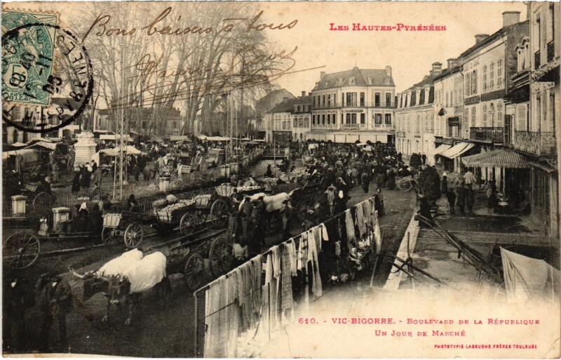 Carte postale ancienne Vic-Bigorre Boulevard de la République un jour du marché