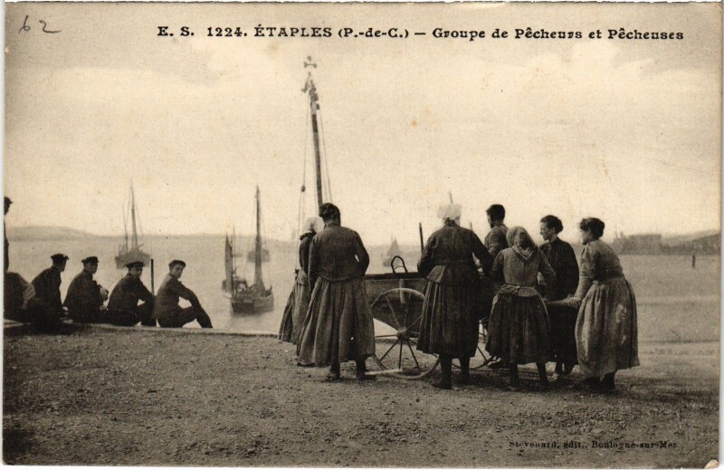 Carte postale ancienne Etaples Groupe de Pecheurs et Pecheuses