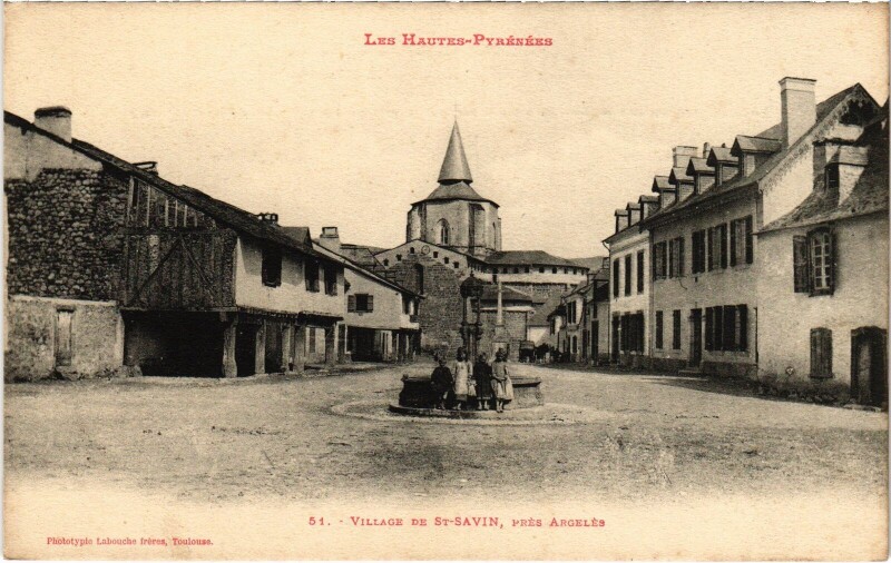 Carte postale ancienne Hautes-Pyrénées Saint-Savin Village à Saint-Savin