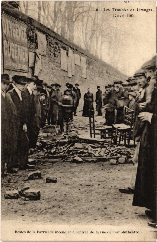Carte postale ancienne 17 avril 1905 Les Troubles de Limoges Restes de la barricade à Limoges