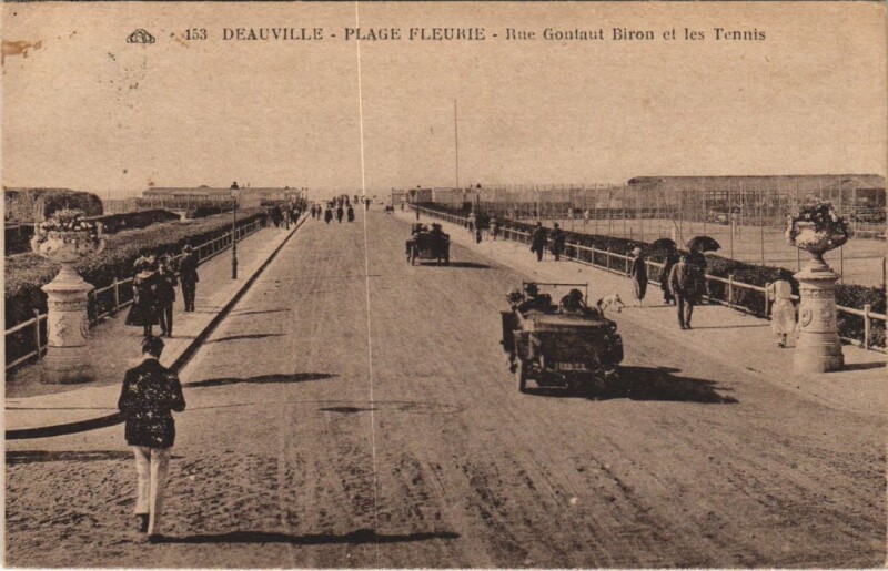 Carte postale ancienne Deauville Plage Fleurie - Rue Gontaut Biron et les Tennis à Deauville