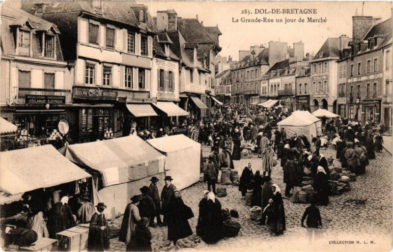 Carte postale ancienne Dol-de-Bretagne - La Grande Rue un jour de marché à Dol-de-Bretagne