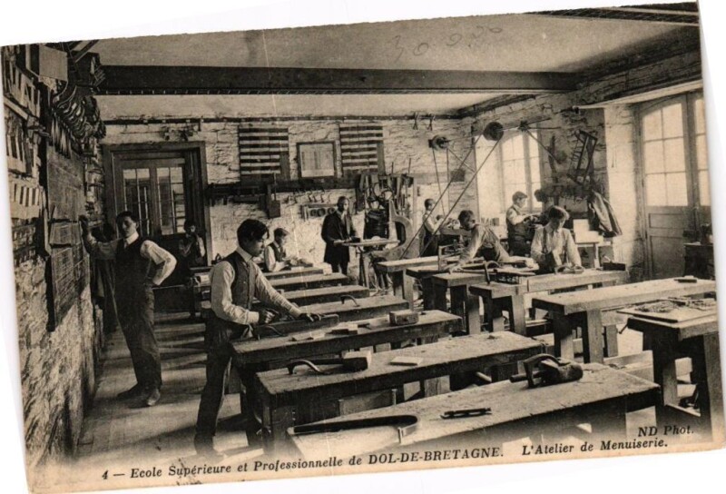 Carte postale ancienne Ecole Dol-de-Bretagne - Atelier de Menuiserie à Dol-de-Bretagne