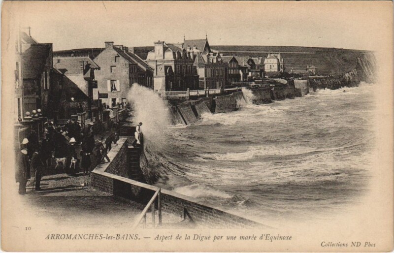 Carte postale ancienne Arromanches Aspect de la Digue par Une Maree d'Equinoxe