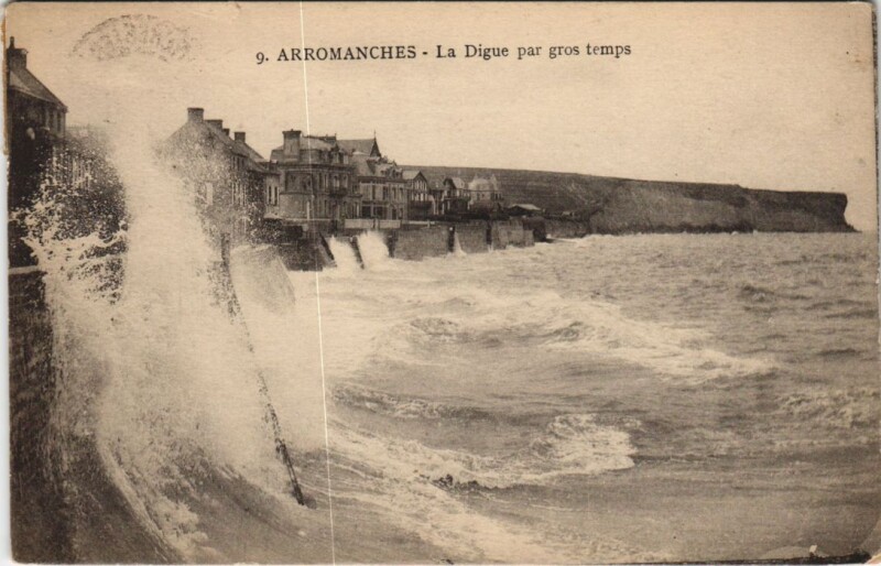 Carte postale ancienne Arromanches La Digue par Gros Temps
