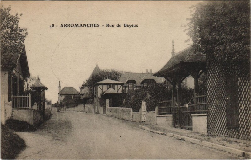 Carte postale ancienne Arromanches Rue de Bayeux à Bayeux