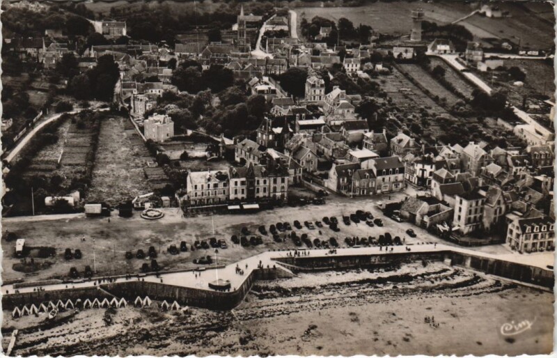 Carte postale ancienne Arromanches La Plage et la Promenade de la Dgiue
