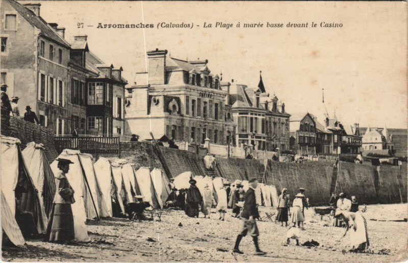 Carte postale ancienne Arromanches La Plage a Maree Basse Devant le Casino