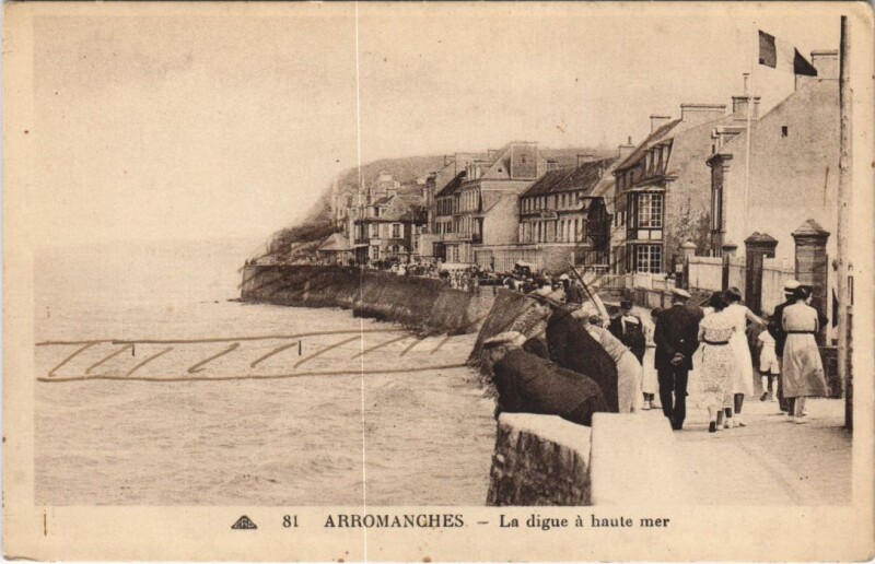 Carte postale ancienne Arromanches La Digue a Haute Mer