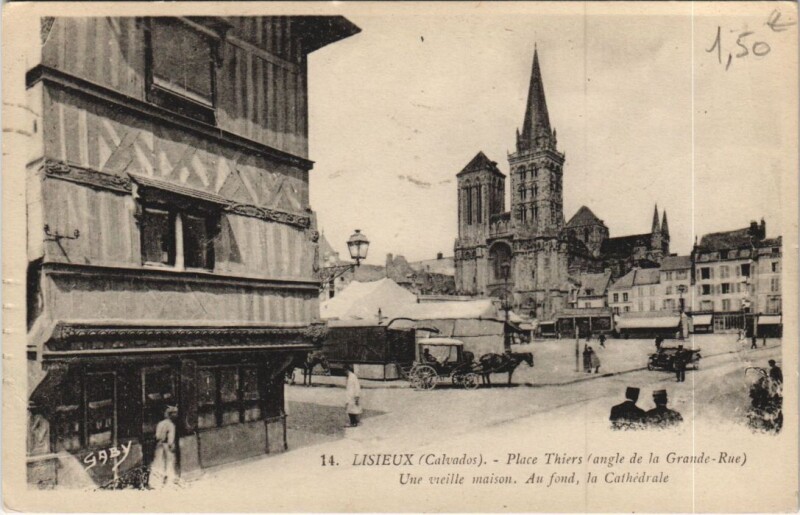 Carte postale ancienne Lisieux Place Thiers - Angle de la Grande-Rue - Vieille Maison à Lisieux