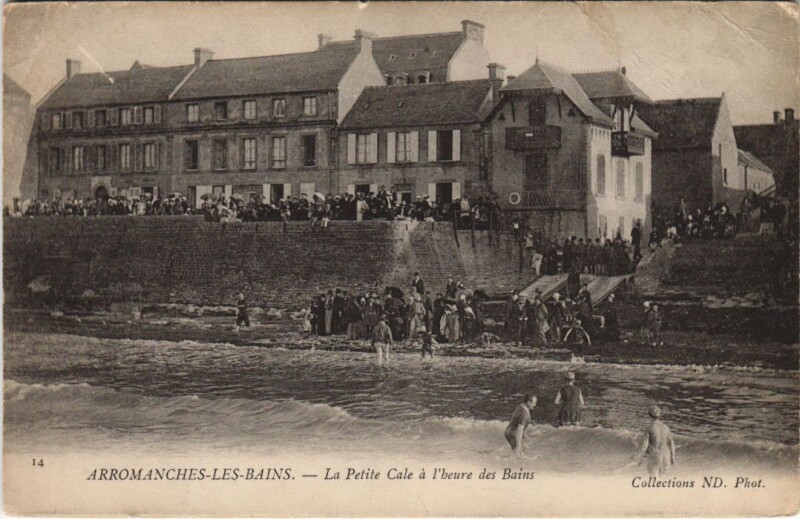 Carte postale ancienne Arromanches La Petite Cale a l'Heure des Bains