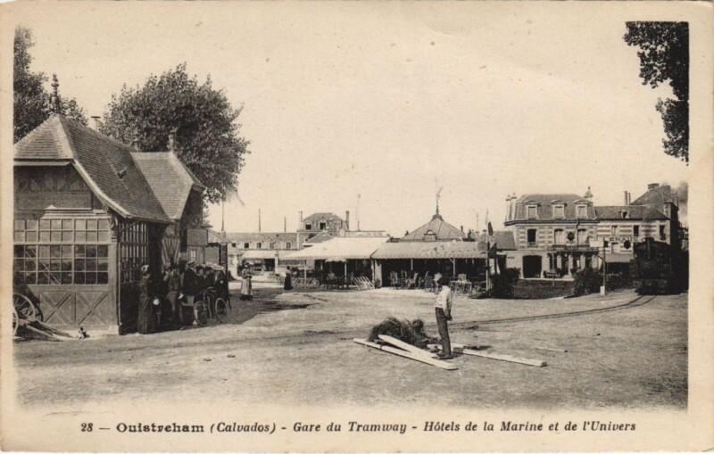 Carte postale ancienne Ouistreham Gare du Tramway - Hotels de la Marine et de l'Univers à Ouistreham