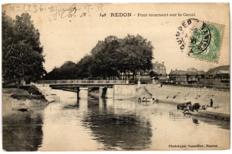 Carte postale ancienne Pont tournant sur le Canal à Redon