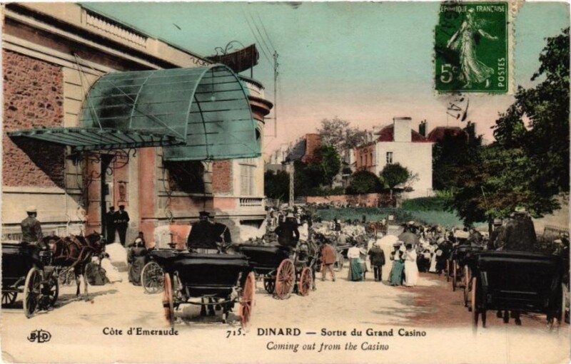 Carte postale ancienne Dinard-Sortie du Grand Casino à Dinard