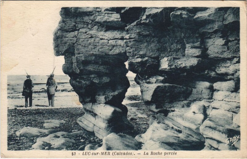 Carte postale ancienne Luc-sur-Mer La Roche Percee à Luc-sur-Mer