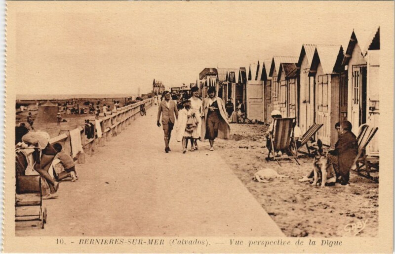 Carte postale ancienne Bernieres-sur-Mer Vue Perspective de la Digue