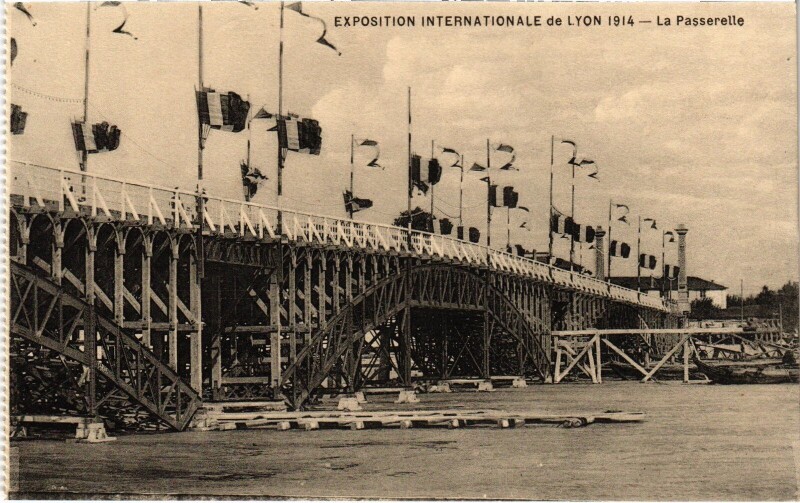 Carte postale ancienne 1914 Expo Lyon La Passerelle