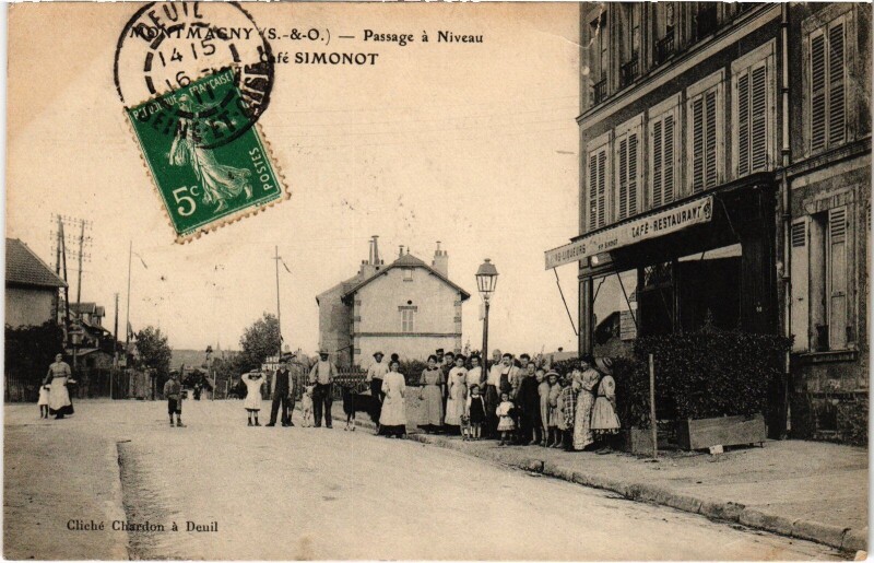 Carte postale ancienne Montmagny Passage a niveau Café Simonot à Montmagny