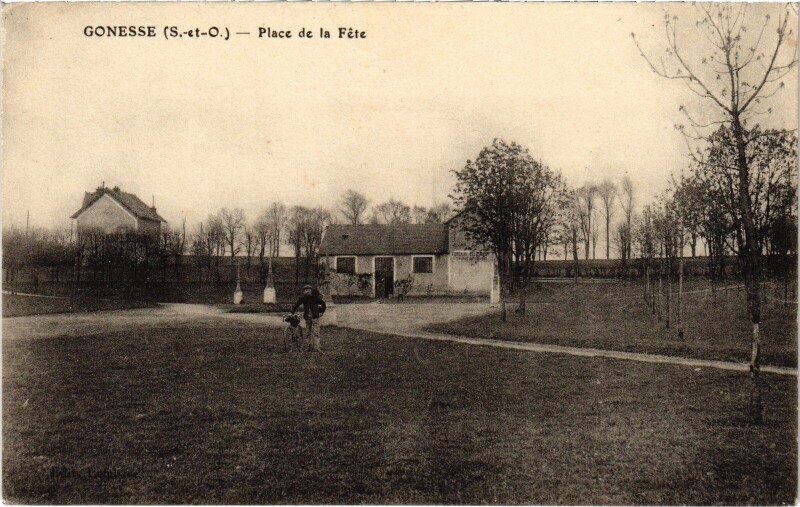 Carte postale ancienne Gonesse Place de la Fete à Gonesse