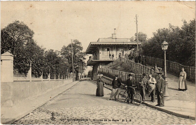 Carte postale ancienne Courbevoie Montée de la Gare à Courbevoie