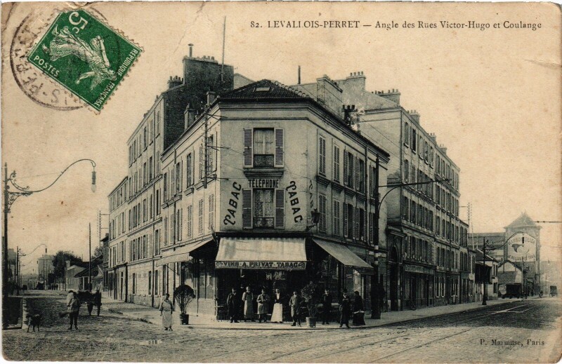 Carte postale ancienne Levallois-Perret Angle des Rues Victor-Hugo et Coulange à Levallois-Perret