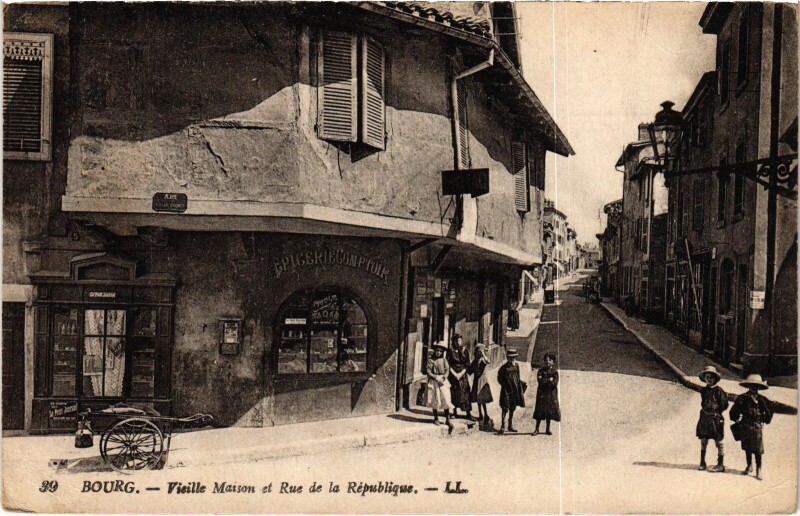 Carte postale ancienne Bourg en Bresse Vieille Maison et Rue de la Republique à Bourg-en-Bresse