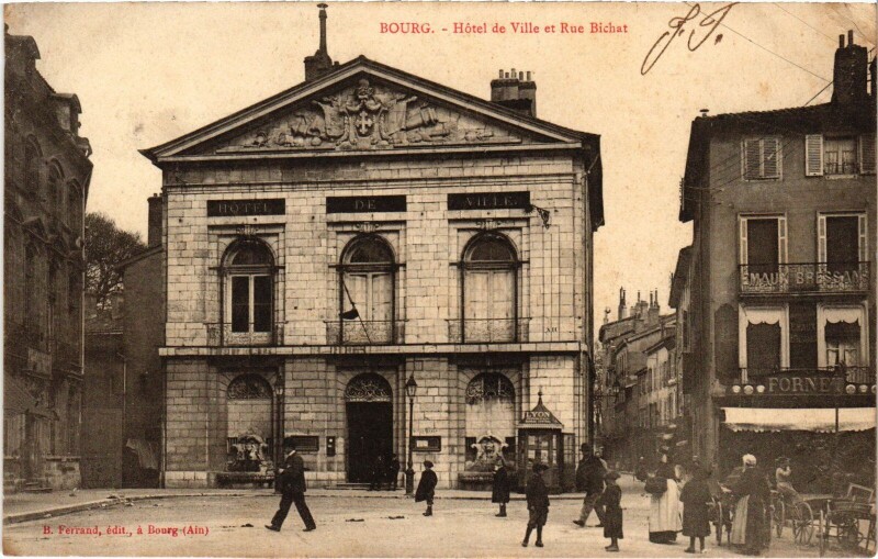 Carte postale ancienne Bourg en Bresse Hotel de Ville et Rue Bichat à Bourg-en-Bresse