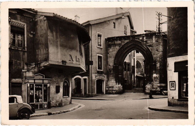 Carte postale ancienne Bourg en Bresse Place Edgard et Porte des Jacobins à Bourg-en-Bresse