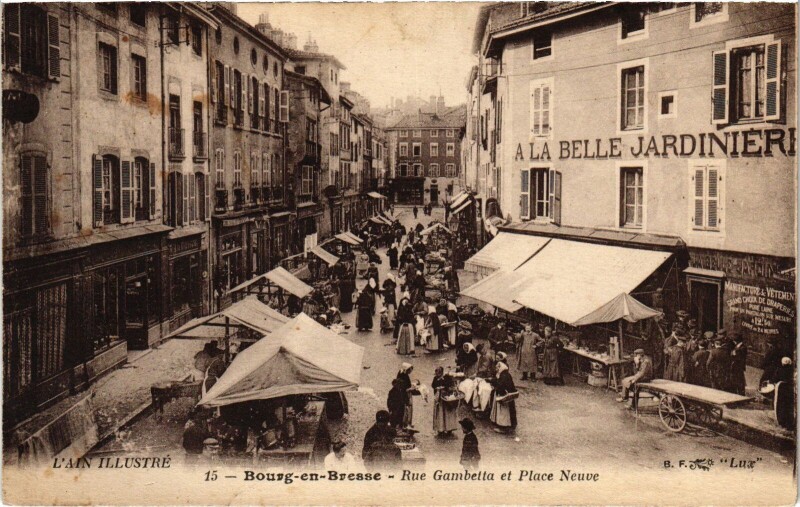 Carte postale ancienne Bourg en Bresse Rue Gambetta et Place Neuve à Bourg-en-Bresse