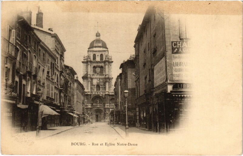 Carte postale ancienne Bourg en Bresse Rue et Eglise Notre Dame à Bourg-en-Bresse