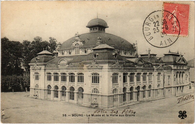 Carte postale ancienne Bourg en Bresse Le Musee et la Halle aux Grains à Bourg-en-Bresse